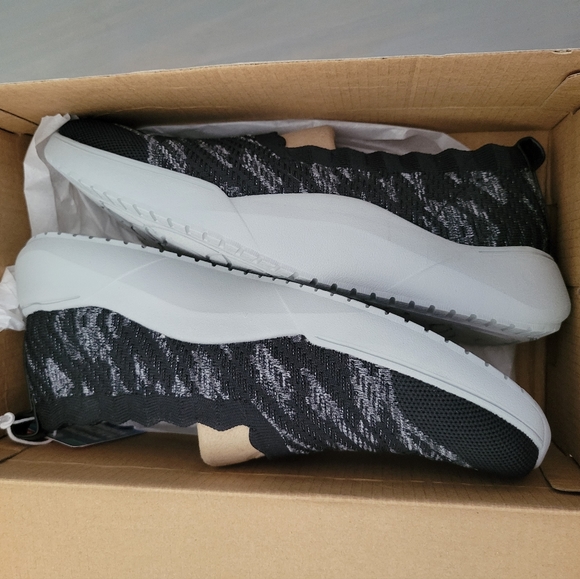 NWT Skechers Neutral Black White Memory Foam Size 8.5 Wide Foot - Picture 8 of 8